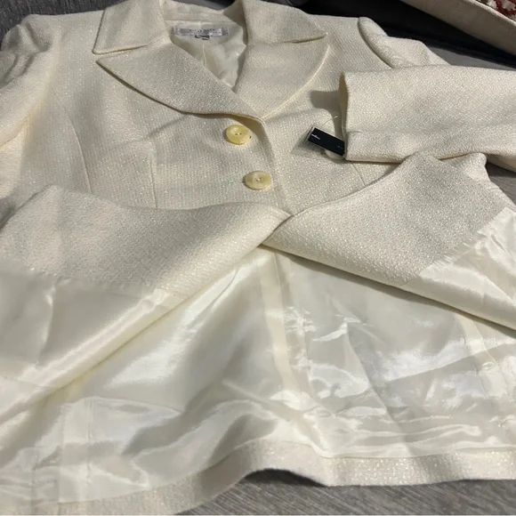 ✨ NWT Tahari Cream Blazer – Classic Tailored Fit, Size 10P - Picture 11 of 13